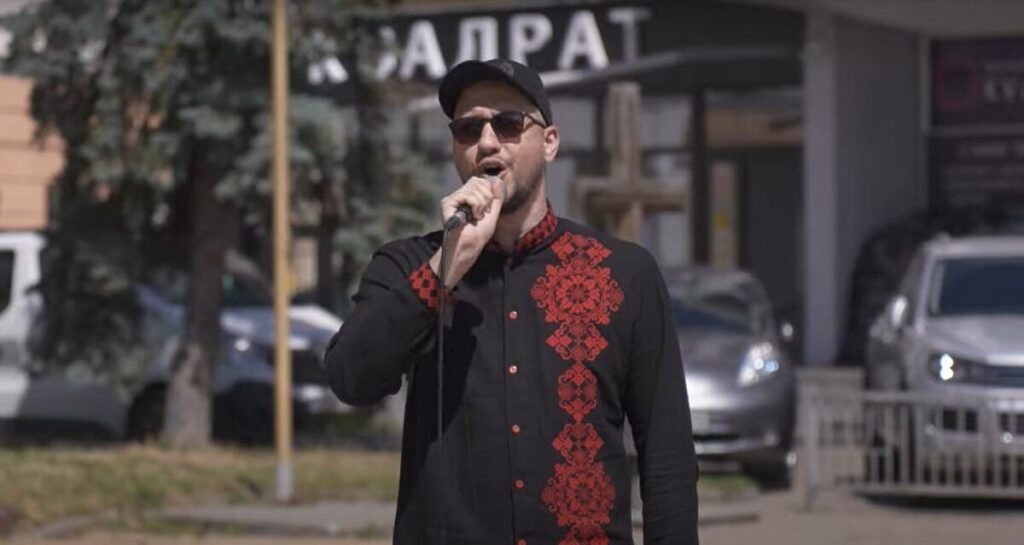 У Вінниці незрячий чоловік співає просто неба, щоб зібрати кошти на ЗСУ (Відео)