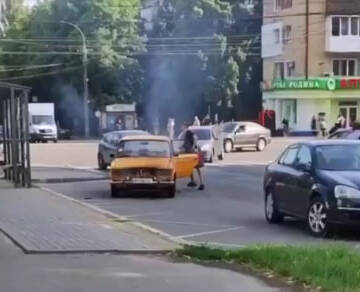 На одній з вулиць Вінниці загорілось авто