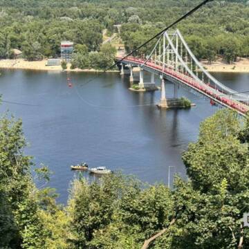 У Києві обірвався трос атракціону через Дніпро: ймовірно, загинув вінничанин