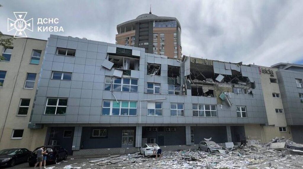 У Києві знищений пологовий будинок, 4 загиблих та 3 поранених після повторного ракетного удару