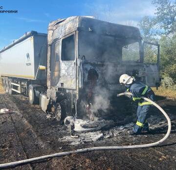 Поблизу Ольгополя загорілась вантажівка з зерном