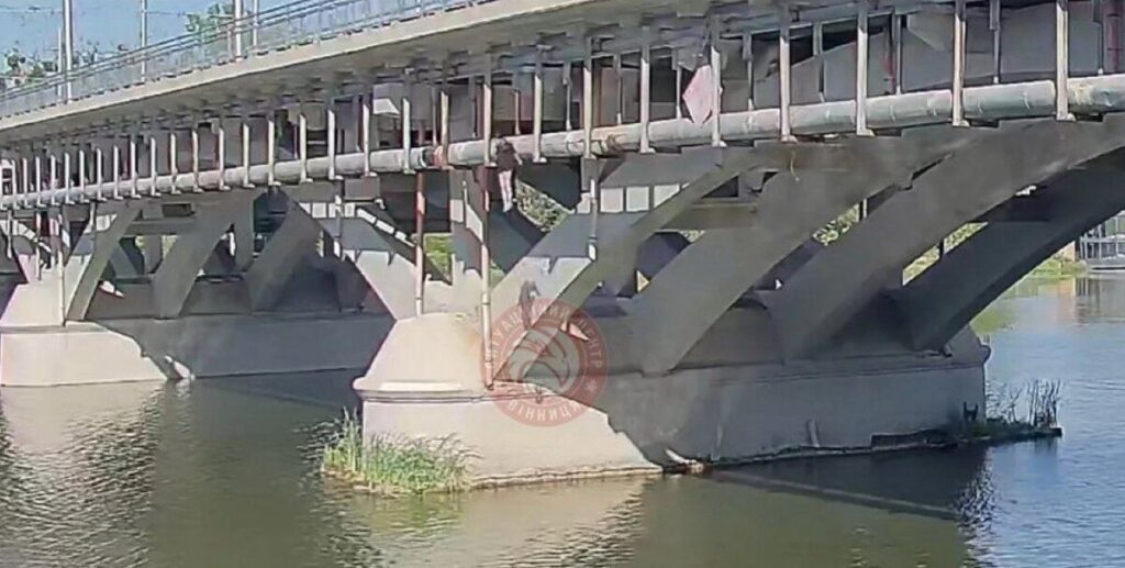 Небезпечні розваги: у Вінниці діти стрибали з Київського мосту у воду (відео)