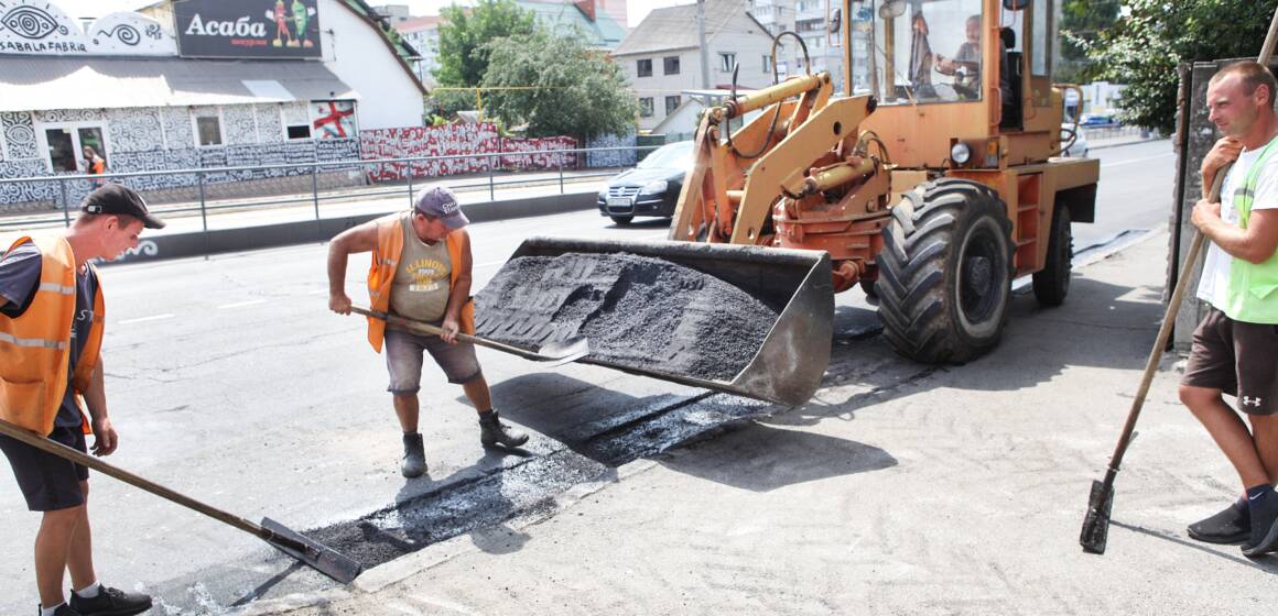 У Вінниці усувають асфальтові напливи на дорогах