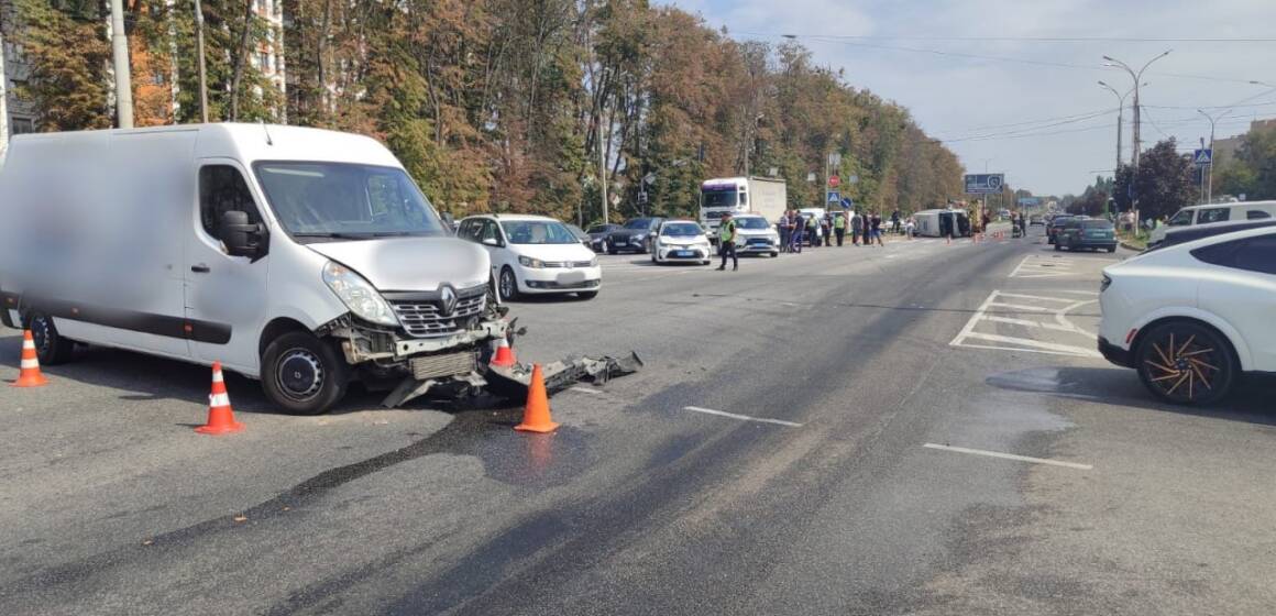 У Вінниці маршрутка потрапила у ДТП: травмувались люди