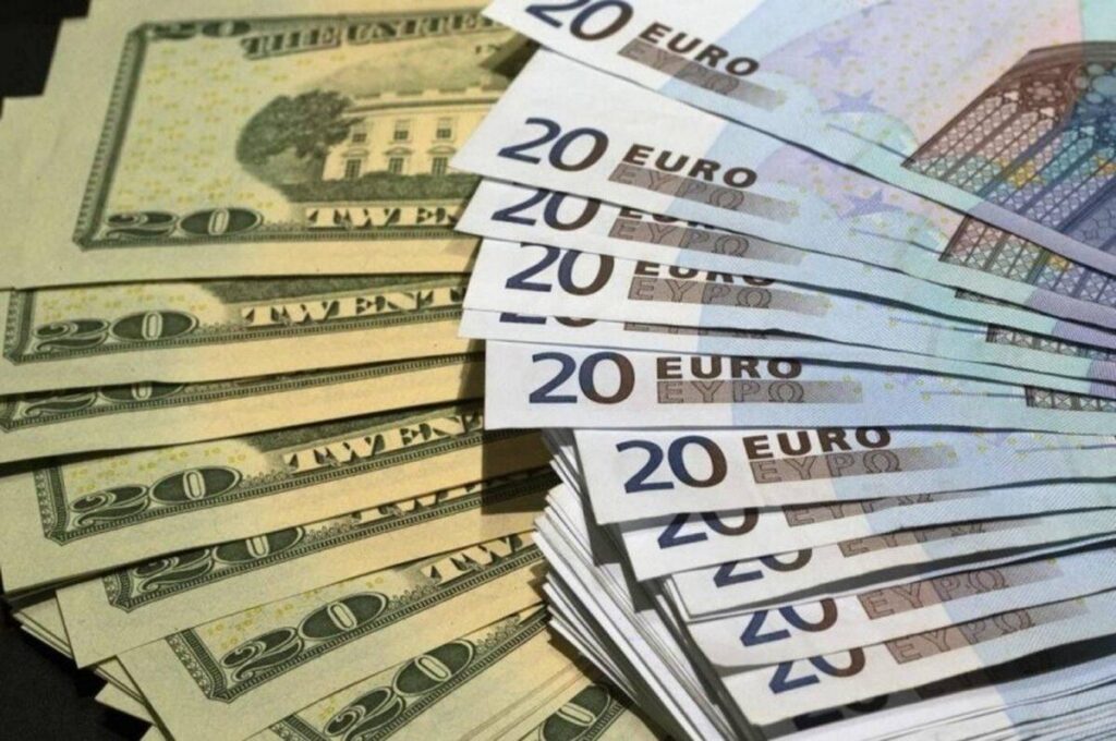 Євро рекордно дороге відносно гривні з 15 серпня