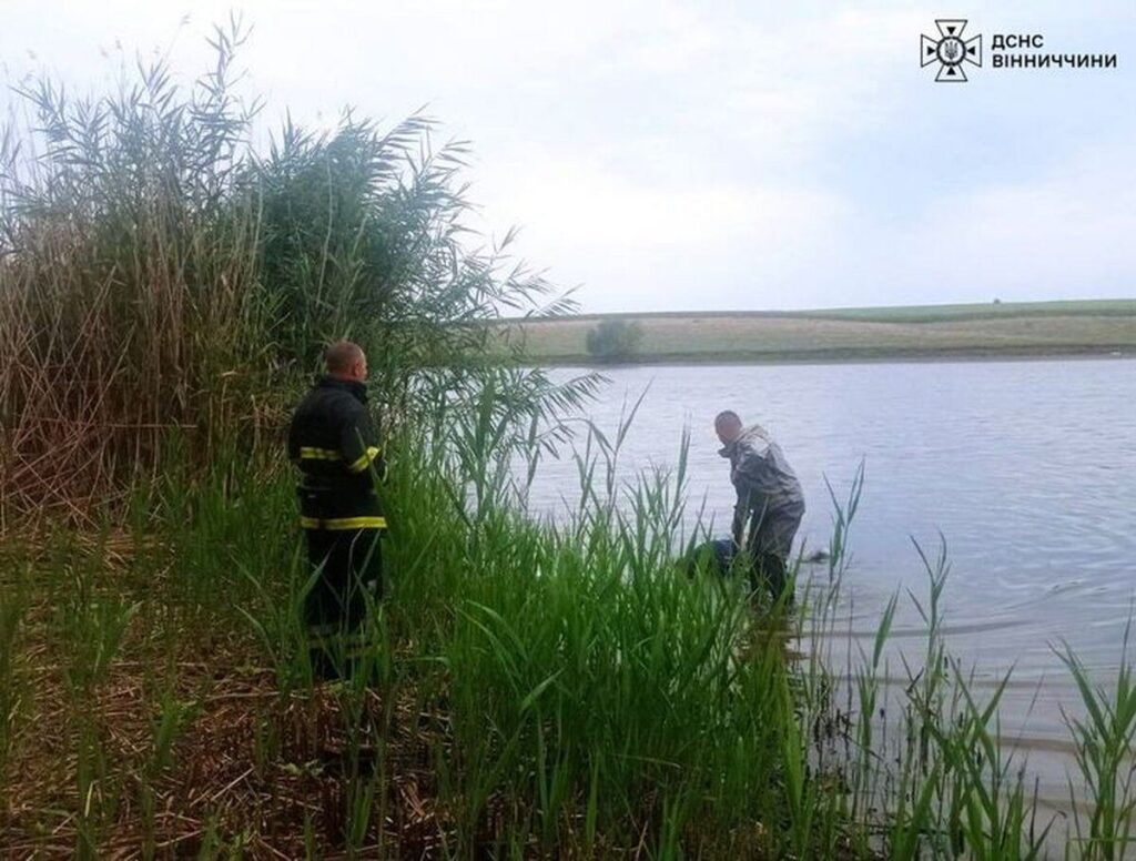 У Гайсинському районі рятувальники дістали з водойми потопельника