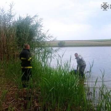 У Гайсинському районі рятувальники дістали з водойми потопельника