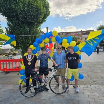 Юний британець приїхав на велосипеді до Вінниці, щоб допомогти дитячим будинкам