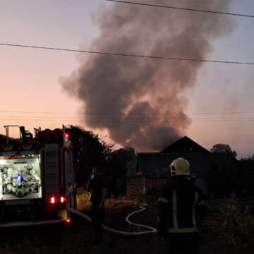 На Вінниччині через ворожу атаку загорівся житловий будинок (Фото)