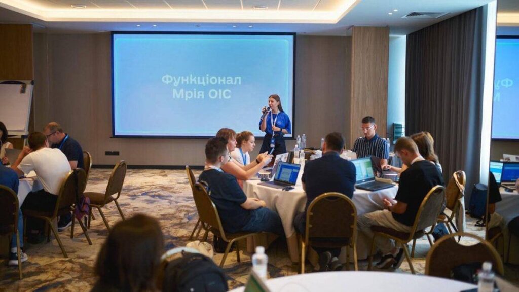 Мінцифра почала тренінги для вчителів: навчають роботи з освітнім застосунком Мрія
