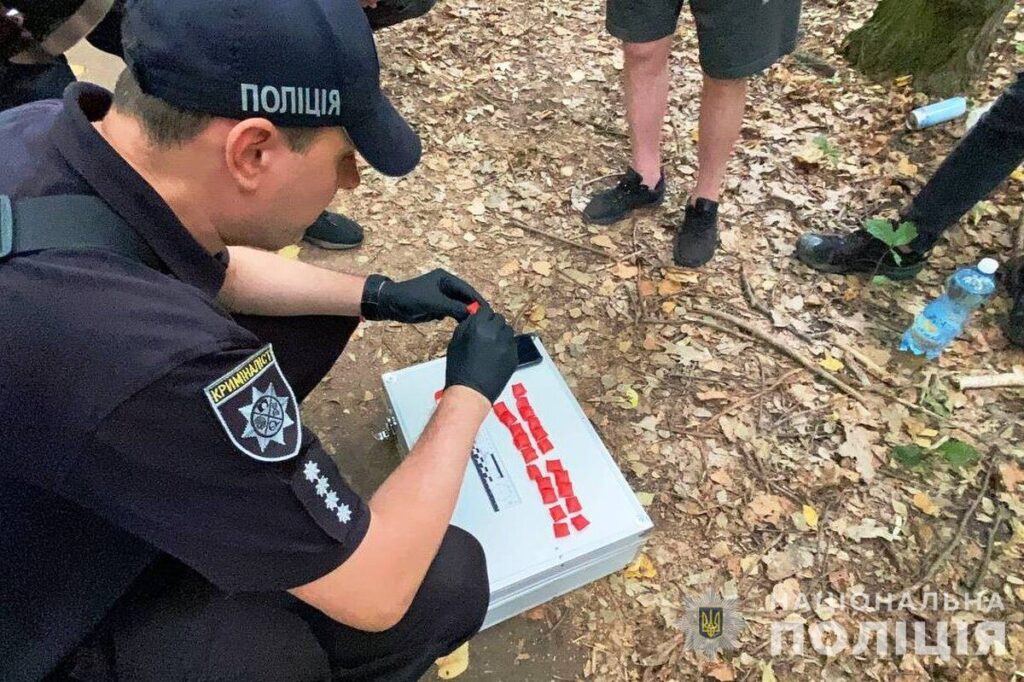 У Вінниці затримали двох наркозбувачів, які розкладали по місту наркотики