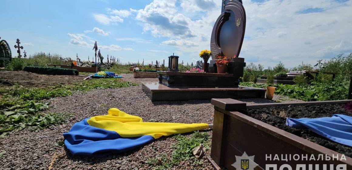 Протягом години поліція затримала зловмисника, який пошкодив понад 70 могил цивільних і військових (Відео)