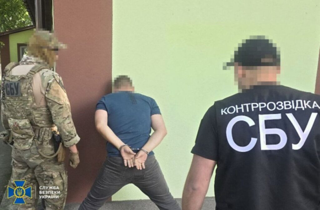 Полював на склади з боєприпасами ЗСУ: на Вінниччині затримали агента ФСБ