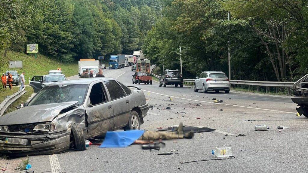 На обїзній дорозі Вінниці сталася ДТП за участю трьох авто: загинув військовослужбовець