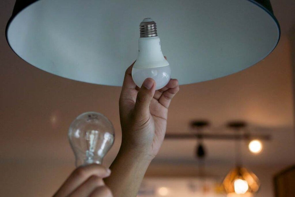 Українці отримали 40 млн LED-ламп за програмою Несемо світло разом