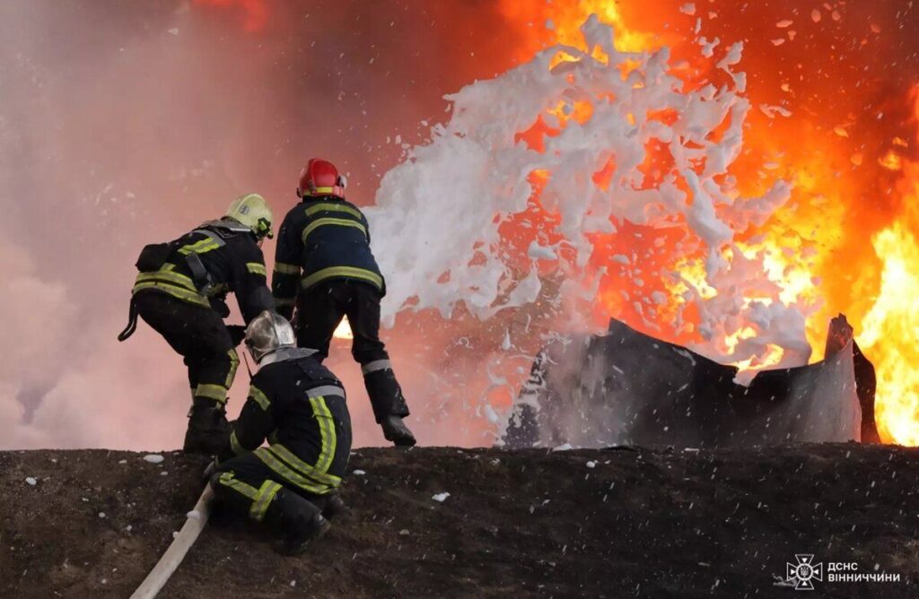 Пожежа на Вінниччині через атаку безпілотників: вогонь гасили два пожежних потяги