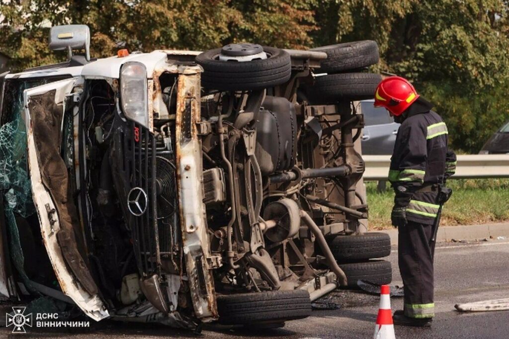 Вінницькі рятувальники змили з дороги пальне, яке витекло з авто внаслідок ДТП