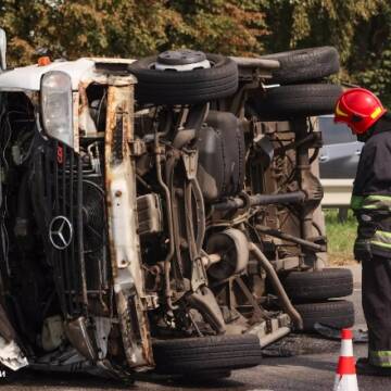 Вінницькі рятувальники змили з дороги пальне, яке витекло з авто внаслідок ДТП