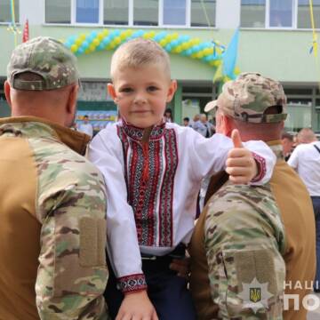 У Вінниці сина загиблого на війні КОРДівця провели до школи побратими батька