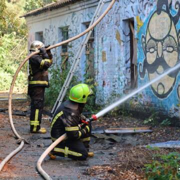 Рятувальники ліквідували пожежу в недіючій будівлі на Старому місті  (Відео)