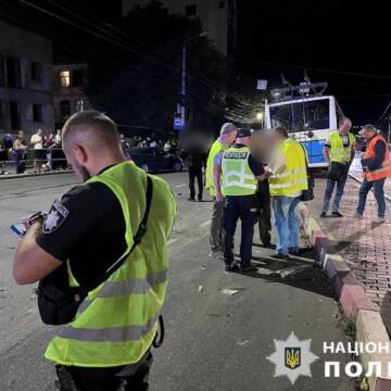 Жахлива ДТП у Вінниці: тролейбус виїхав на зустрічну смугу та почав зносити автівки