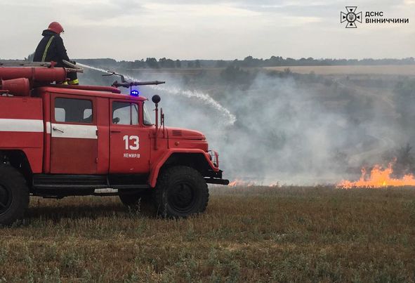 Вінницькі рятувальники ліквідували 18 пожеж за добу