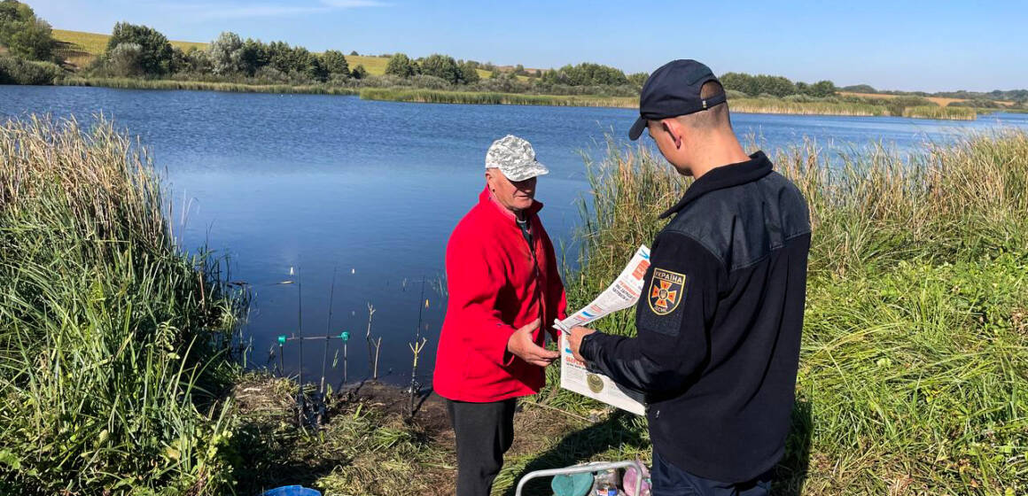 Безпека на воді: рятувальники Вінниччини навчають рибалок правилам безпеки