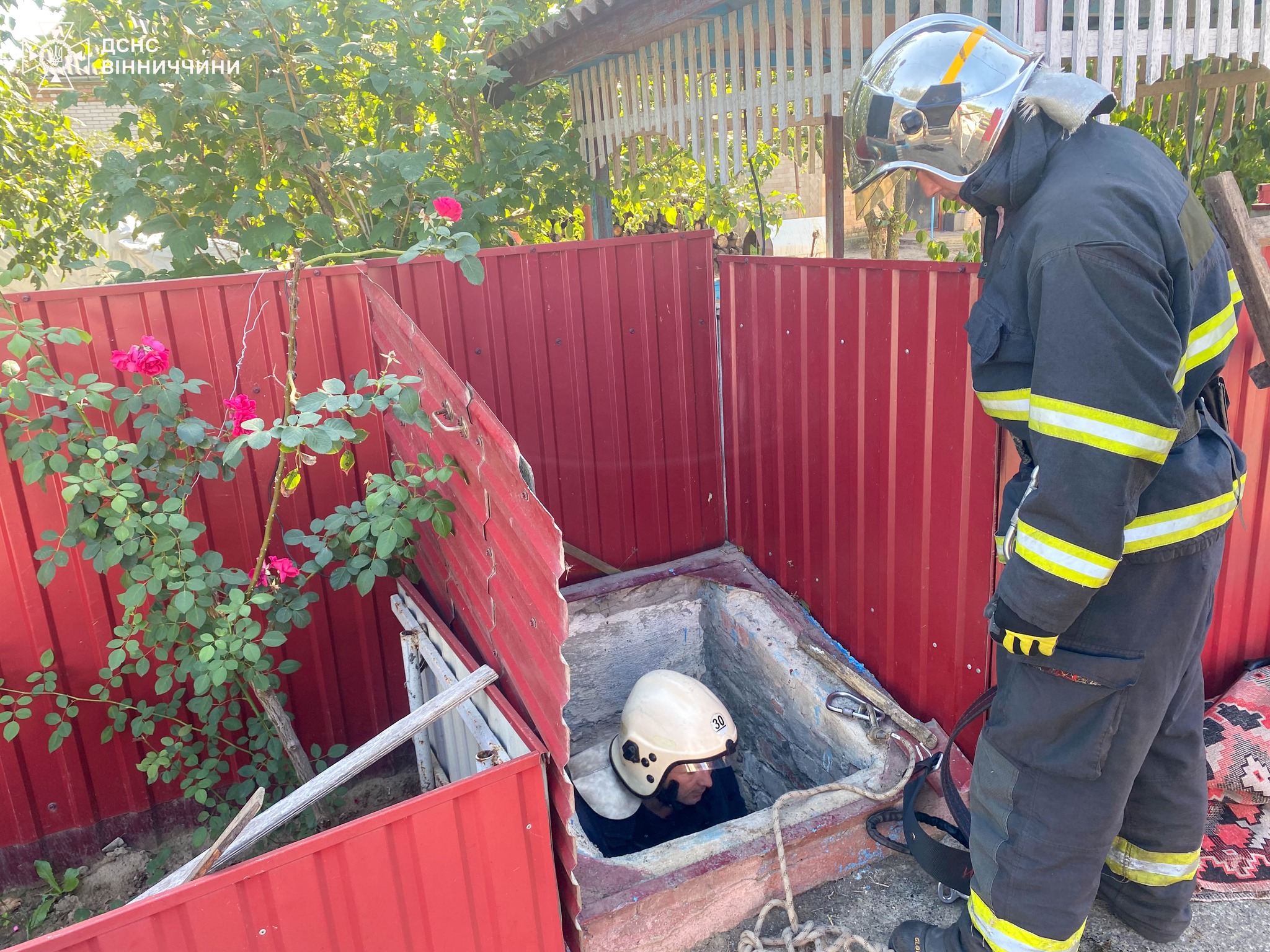 На Вінниччині рятувальники діставали з колодязя чоловіка