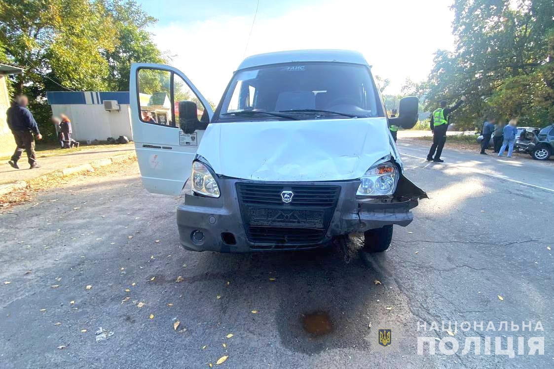 На Вінниччині легковик, у який влетіла інша автівка, збив людину: подробиці аварії