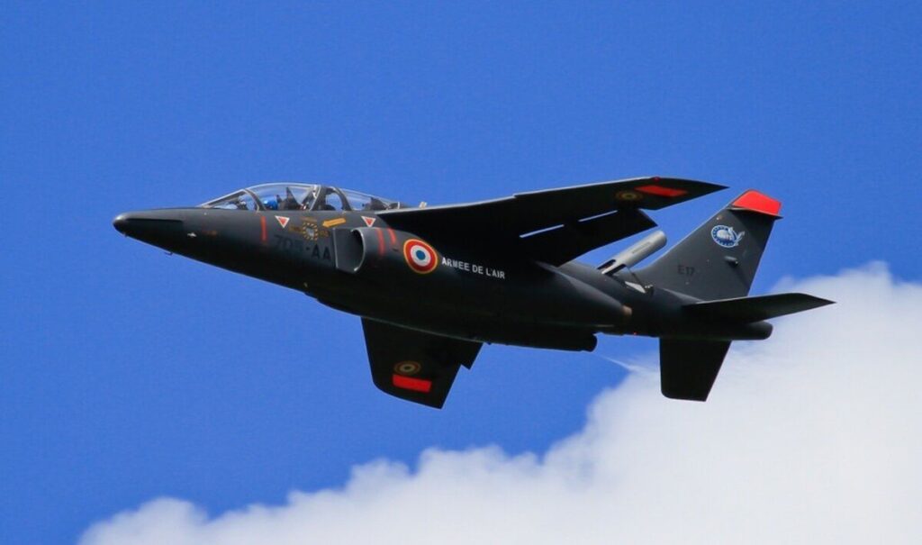 Перша група українських пілотів завершила навчання на літаках Alphajet у Франції