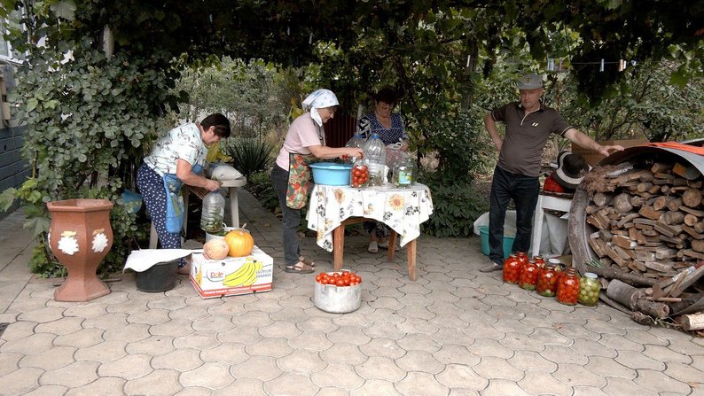 Вінницькі господині приготували майже 800 банок консервації для оборонців