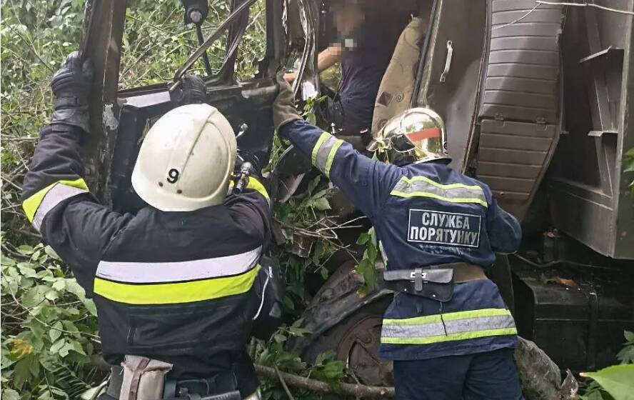 На Вінниччині «камаз» в’їхав у дерево: подробиці ДТП