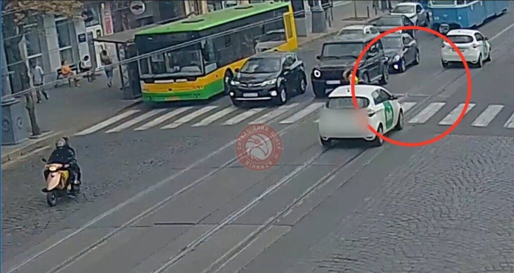 У центрі Вінниці автівка наїхала на пішохода