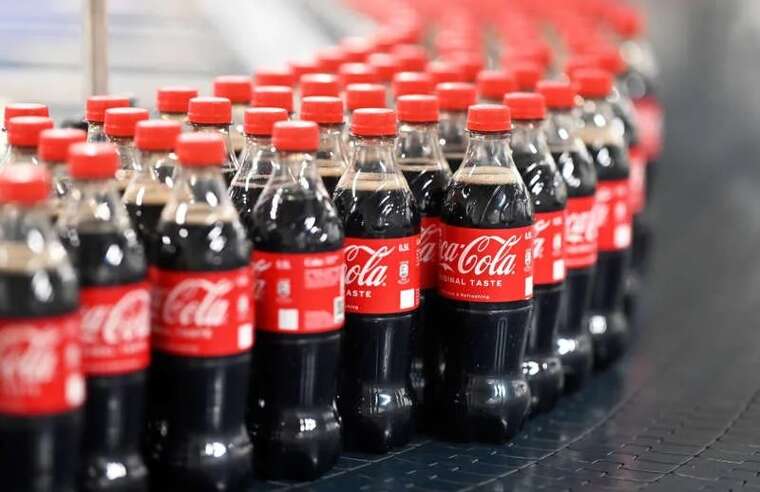 В Україну могли потрапити пляшки Coca-Cola зі смертельно небезпечними частинками металу