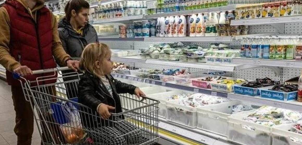 На яких продуктах українці економлять найбільше: опитування