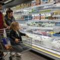 На яких продуктах українці економлять найбільше: опитування