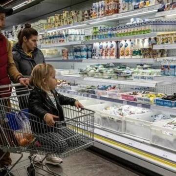 На яких продуктах українці економлять найбільше: опитування