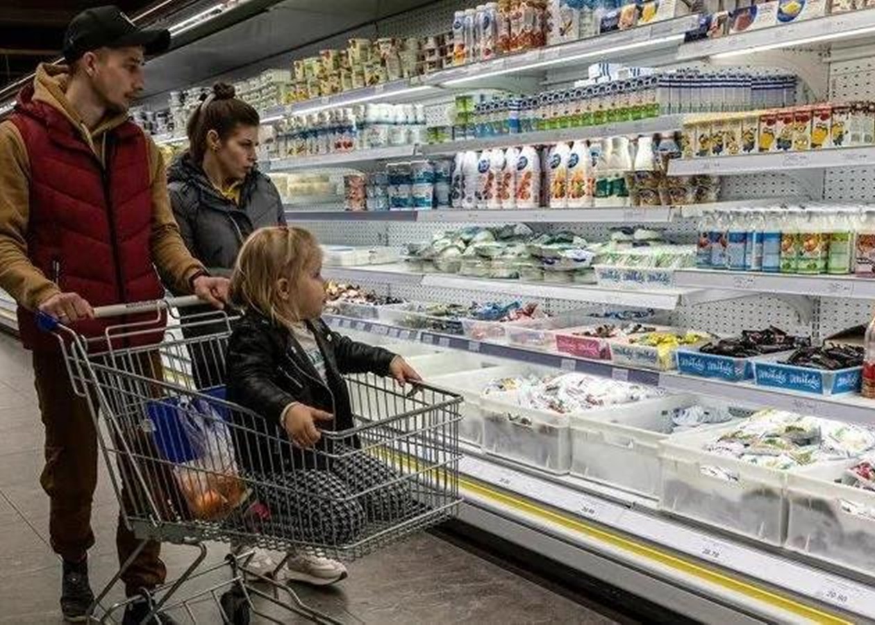 На яких продуктах українці економлять найбільше: опитування