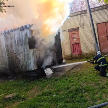 Минулої доби на Вінниччині горіли житлові будинки, металевий вагончик і легковик