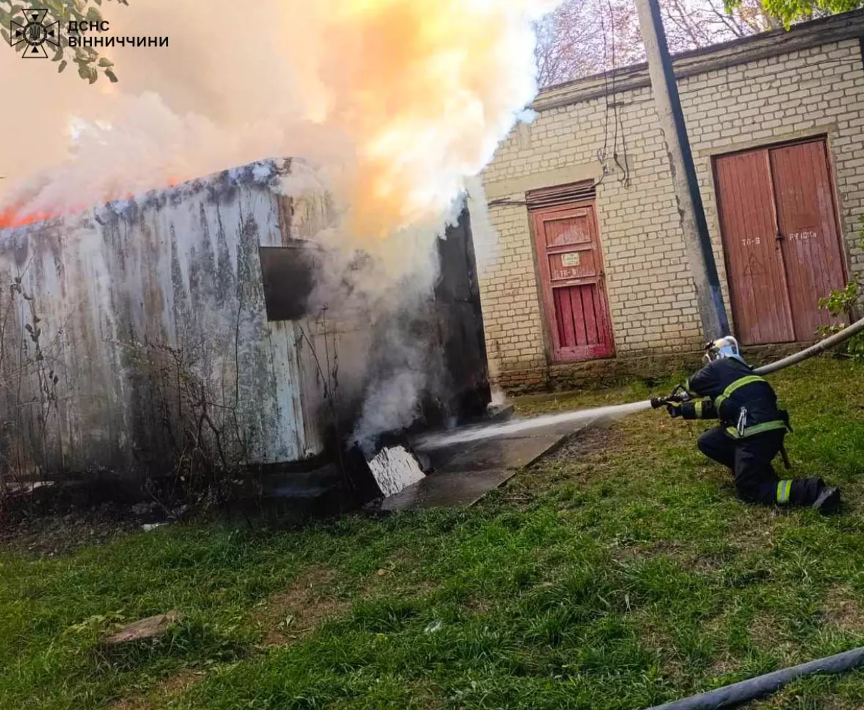 Минулої доби на Вінниччині горіли житлові будинки, металевий вагончик і легковик