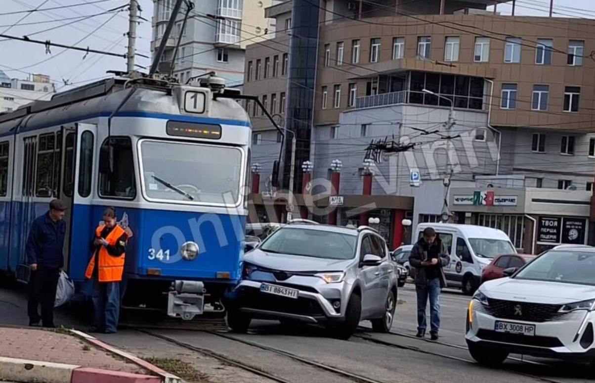 На вулиці Пирогова у Вінниці: трамваї зупинилися в обох напрямках