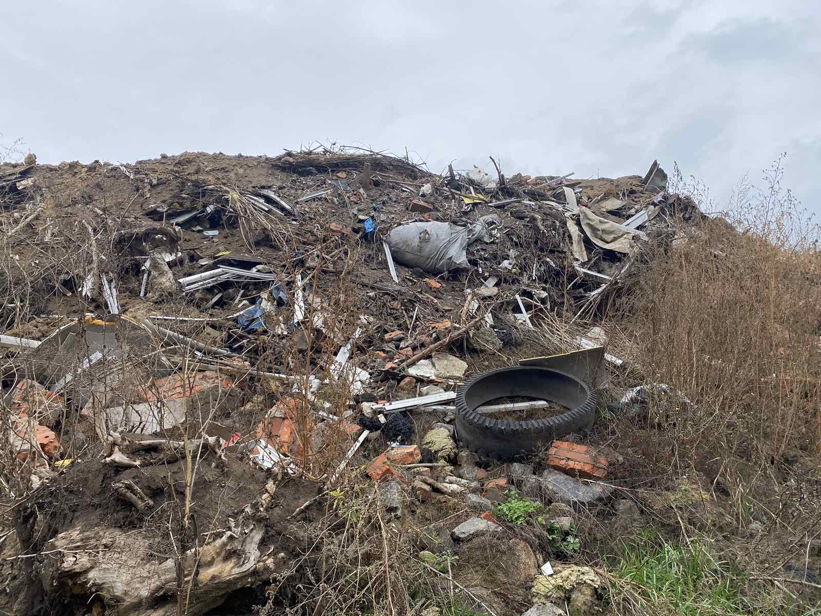 У селі Щітки на Вінниччині виявлено несанкціоноване сміттєзвалище (Фото)