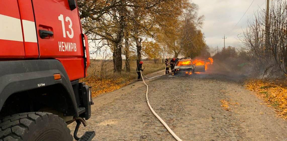 Пожежі на Вінниччині за добу: знищені автівки, комбайн та господарчі будівлі