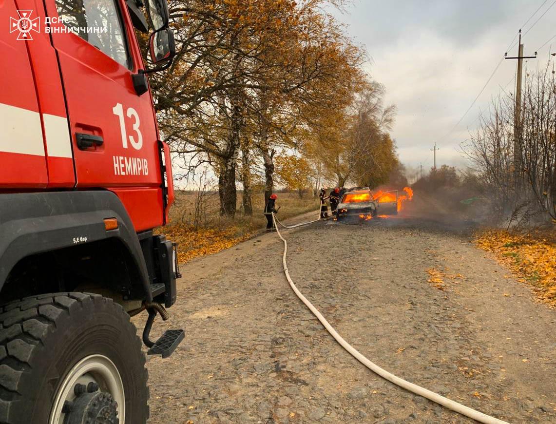 Пожежі на Вінниччині за добу: знищені автівки, комбайн та господарчі будівлі