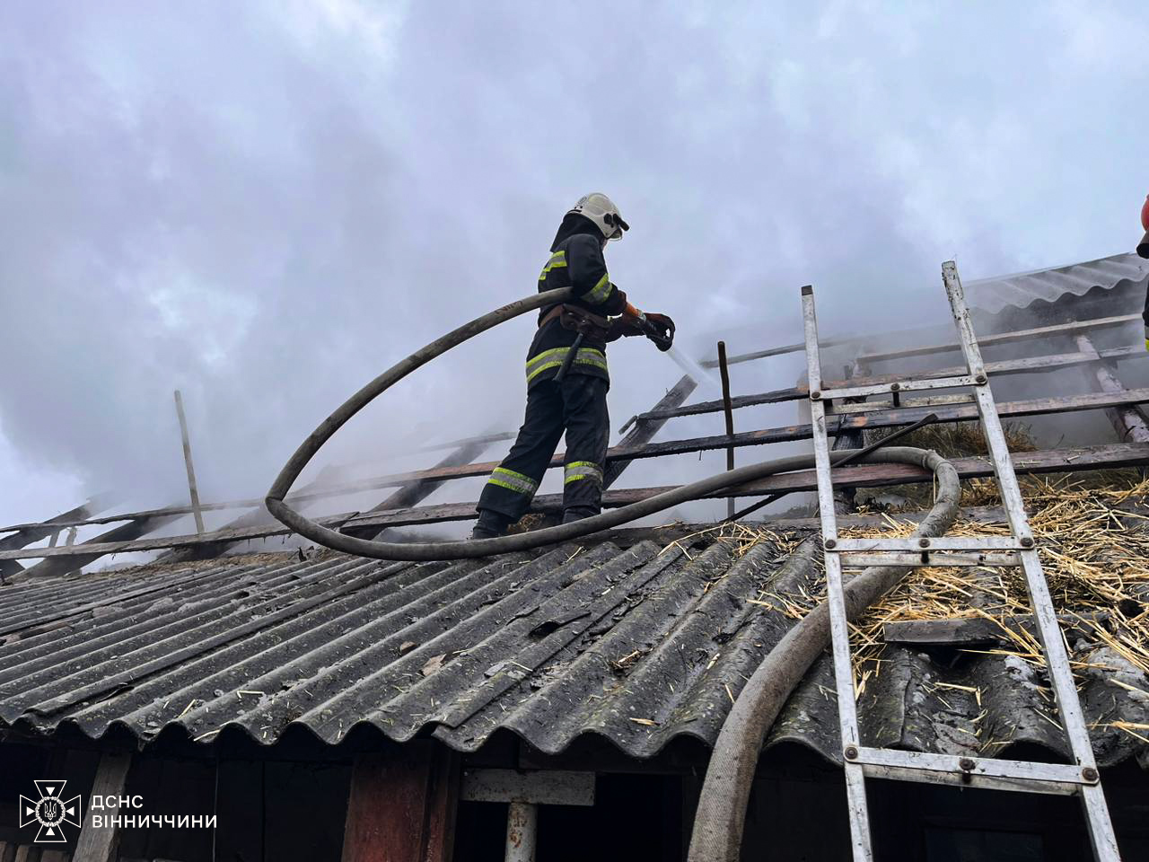 Вогонь знищив покрівлю та господарські споруди: рятувальники ліквідували пожежі в п’яти громадах Вінниччини