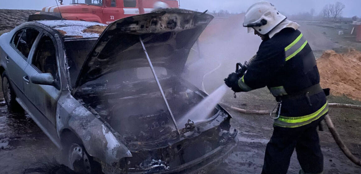 На Вінниччині горів автомобіль та будинок