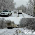 На Вінниччині поліцейський допоміг водієві вантажівки, який став заручником негоди