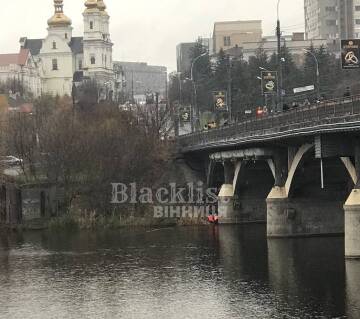 У Вінниці біля Центрального мосту з води дістали чоловіка (Відео) ОНОВЛЕНО