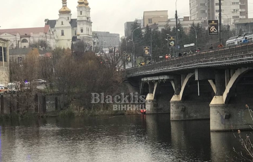 У Вінниці біля Центрального мосту з води дістали чоловіка