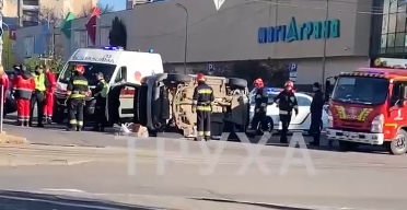 ДТП на проспекті Юності у Вінниці: автомобіль перекинувся на бік (Відео) Оновлено